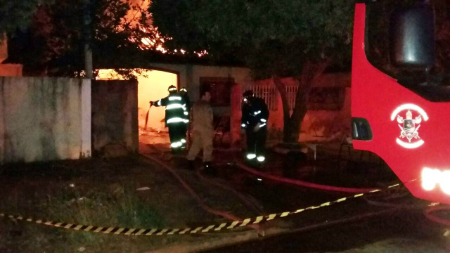 Fogo se espalhou rapidamente e causou destruição. (Fotos: Rádio Caçula). 