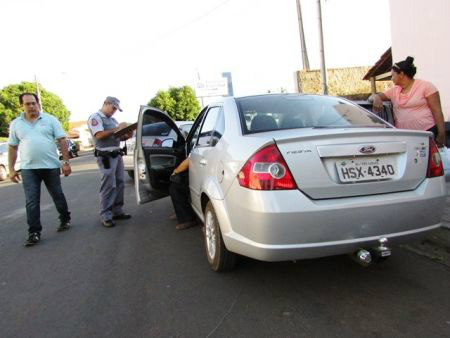 Pai deixou filho de dois anos trancado dentro de carro.Foto: Araçatuba News