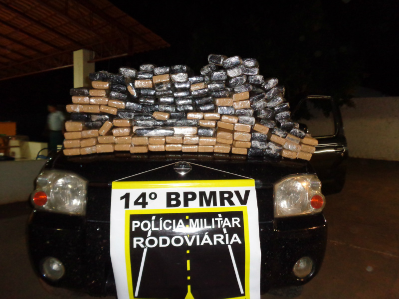 O condutor do veículo foi preso em flagrante com 139 Kg de maconha e 175 tabletes da droga localizados no interior do carro. Foto: 14º BPMR