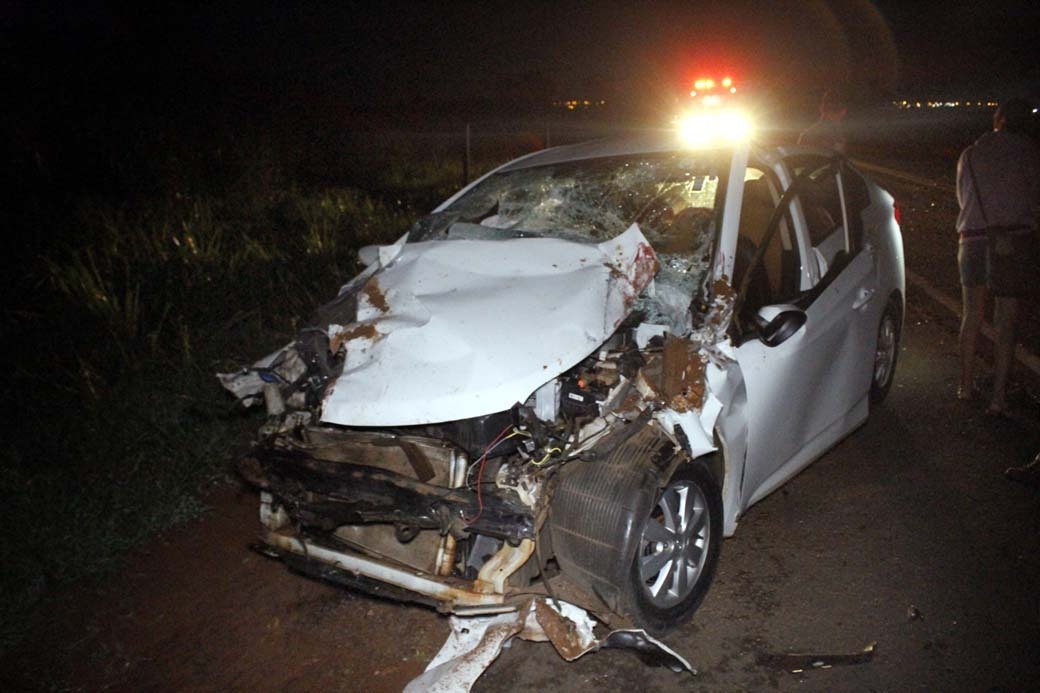 Hyundai HB20, na cor branca, placa de Três Lagoas/MS, ficou com a frente totalmente destruída