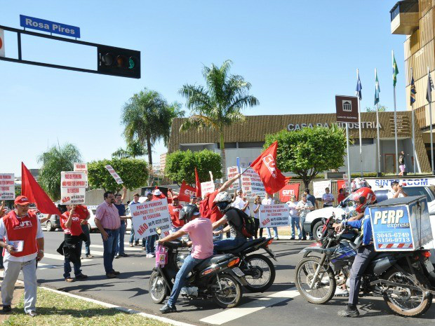 Os manifestantes protestaram contra projeto de Lei que trâmita na Câmara Federal. Foto: Fabiano Arruda/G1 MS