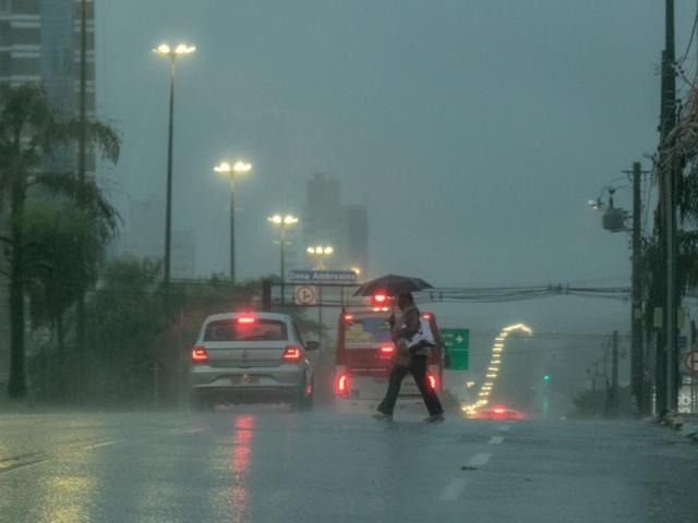 Quarta-feira começou com chuva em Campo Grande. (Foto: Henrique Kawaminami)