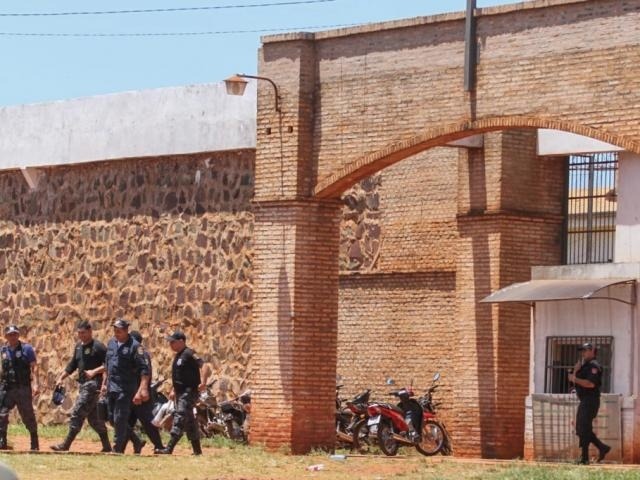 Guardas em frente a penitenciária de Pedro Juan. (Foto: Marcos Maluf)