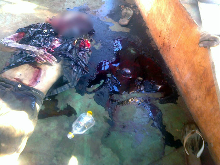 Vítima foi localizada em uma área da casa, em meio a uma poça de sangue, um 'coroti de pinga'. 