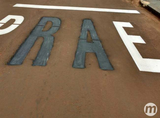 Sinalização horizontal do cruzamento da Rua Celso Joaquim de Barros com a Salatiel Barros Cavalcante (WhatsApp)