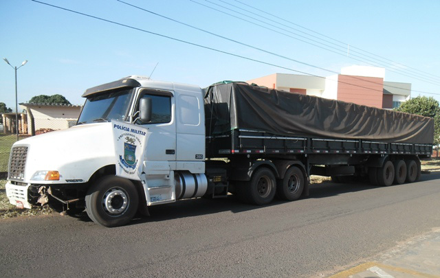 Na carreta, a polícia encontrou 800 maços de cigarros contrabandeados do Paraguai.Foto: Assessoria PM 