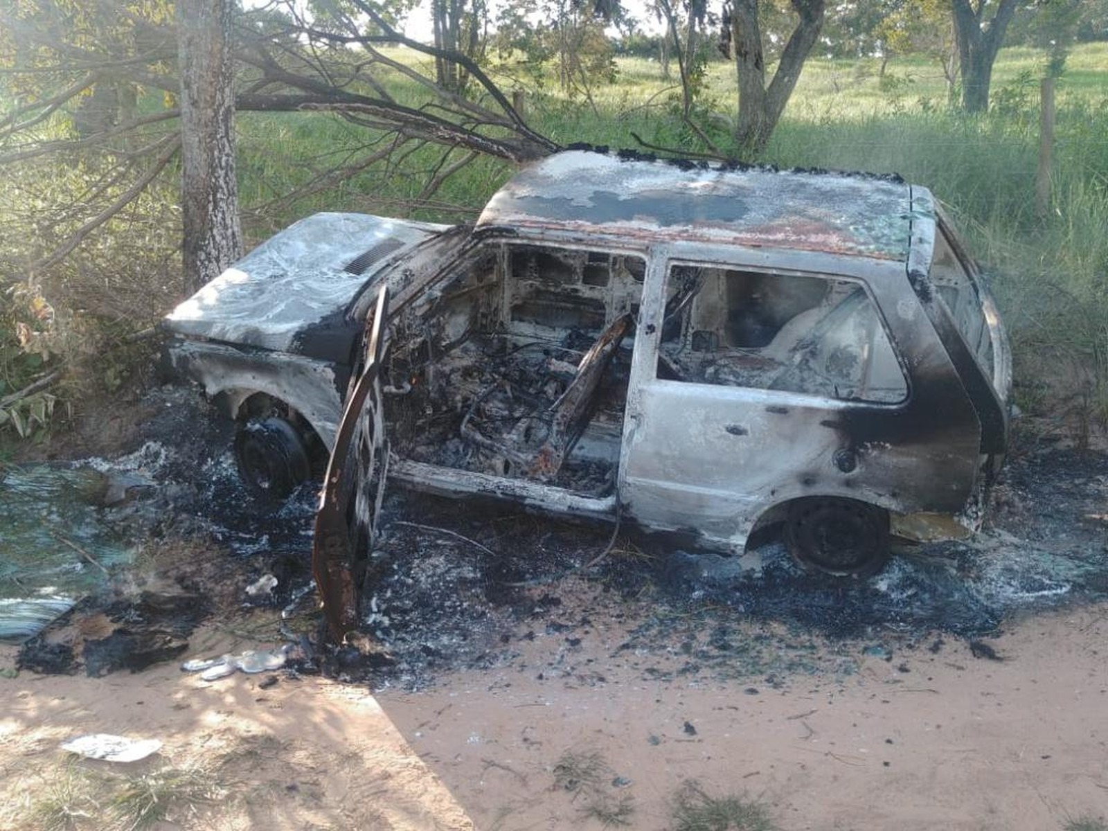 Carro fica destruído após pegar fogo. — Foto: Site Infoco MS