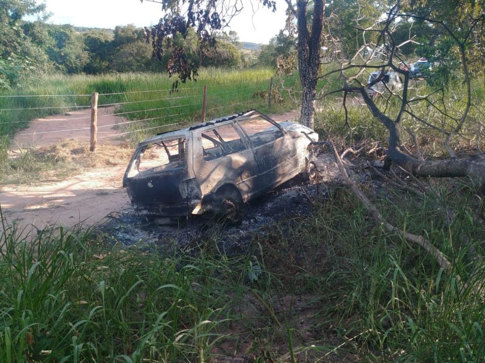 Carro fica destruído após pegar fogo. — Foto: Site Infoco MS