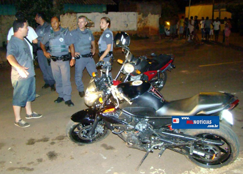 Cabo Bonini (esq), da rotai de Três Lagoas (MS), recuperou motocicleta roubada minutos antes. Foto: Manoel Messias/MIL NOTÍCIAS