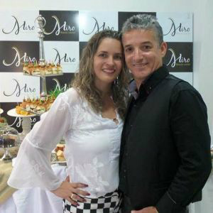 Quem recebe os parabéns pelo seu aniversário é o empresário Miro Cabeleireiro, na foto com sua esposa Cláudia Braz.