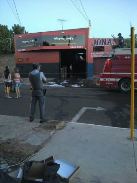 Fogo teria atingido dois carros da empresa e mercadorias; parte do teto cedeu nos fundos do prédio