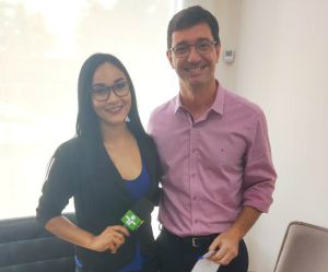 Camila Souza, repórter da TV Ativa, entrevistando Dr. André Camacho