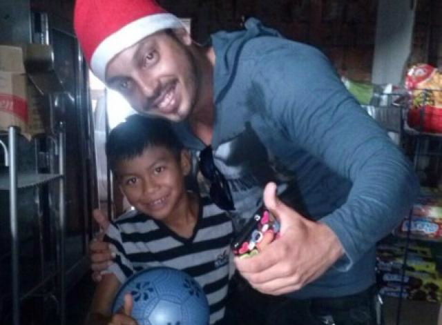 Utilizando a touca de Papai Noel, Juninho levou alegria a crianças que vivem na região do Nova Lima. (Foto: Divulgação)