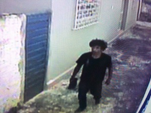 Registro da câmera de segurança mostra homem chegando ao local para furtar notebook. (Foto: Reprodução)