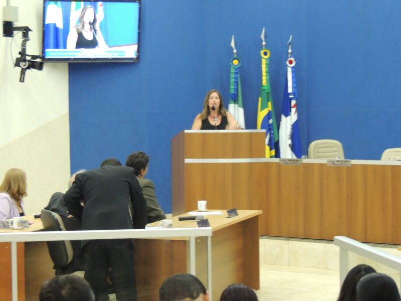 Vereadora Vera Helena (PMDB)absteve seu voto e alegou que estava de licença médica. Foto: Rádio Caçula.