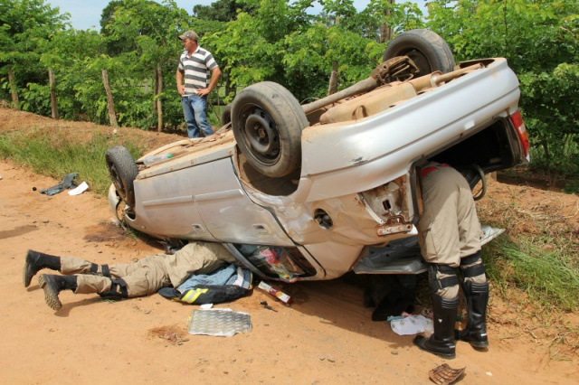 Após o capotamento, começou a vazar gasolina dentro do carro. (Foto: Marcos Ermínio)