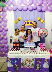 Quem está toda feliz com a festa que ganhou é Maria clara, na foto com seus Claudio Marcelo  Bacelar, Cleudiane Bacelar e seu irmão Emanuel de Sá.