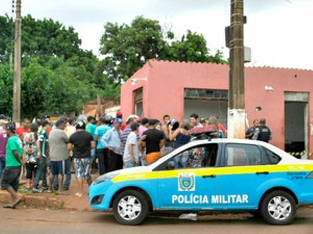 Homem foi morto na borracharia em que trabalhava e morava (Foto: Osvaldo Duarte/Dourados News)