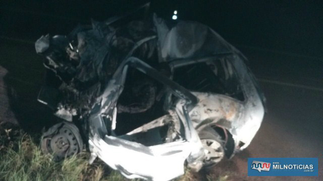 Automóvel totalmente destruído