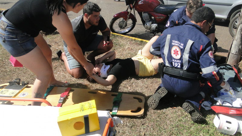 A vítima, Sirlei Moreira, de 27 anos, foi encaminhada ao Hospital Auxiliadora com fratura em uma das pernas. Foto: Rádio Caçula