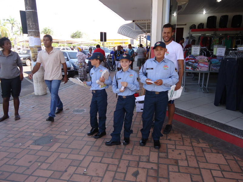 O objetivo da campanha é conscientizar pedestres, motoristas e a população três lagoense a respeitarem as normas das Leis de Trânsito Brasileira.Foto: Rádio Caçula