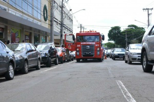 Rua que dá acesso ao shopping precisou ser interditada parcialmente. (Foto: Alcides Neto)