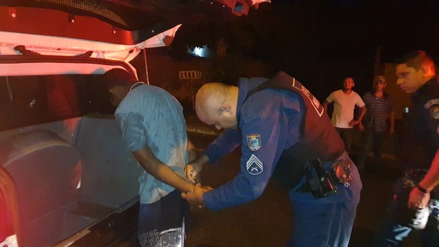 PM fazia patrulhamento pelo local e prendeu autor em flagrante – Fotos: Fábio Campos / Rádio Caçula