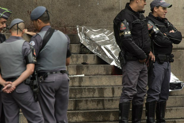 Corpo na escadaria da Catedral da Sé (Foto: Marcelo Brammer/Brazil Photo Press/Estadão Conteúdo)