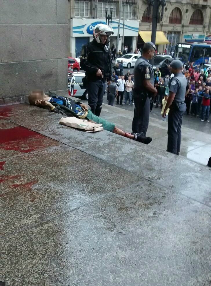 O tiroteio, que aconteceu por volta das 14h, foi acompanhado por dezenas de pessoa