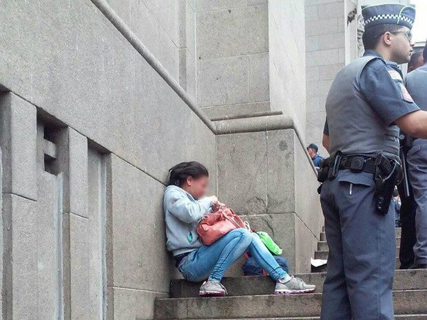 Refém se esconde atrás de pilastra da catedral da Sé (Foto: Ricardo Ferreira Silva/Arquivo Pessoal)