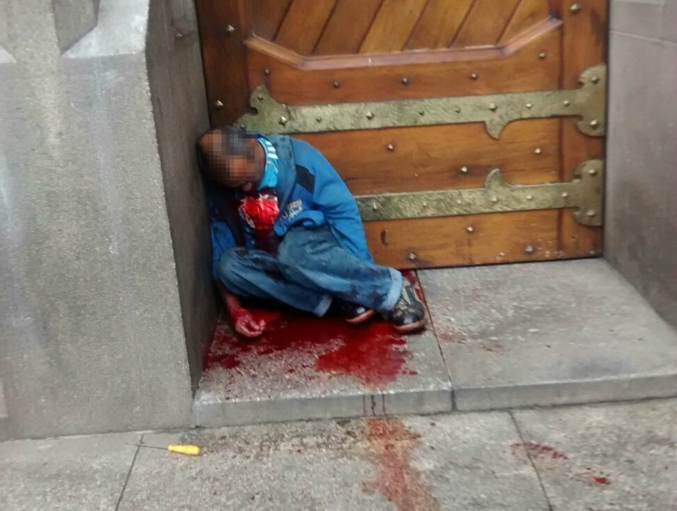 O morador de rua veio por trás dos dois e os abraçou, na tentativa de salvar a mulher