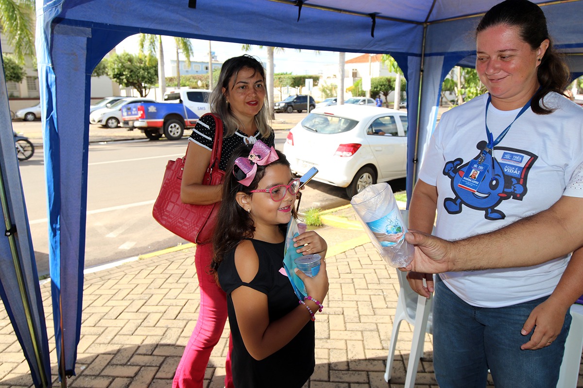 Criança Recebe brinde no Dia da Água, Ação na Praça Ramez Tebet - Divulgação Comunicação PMTL