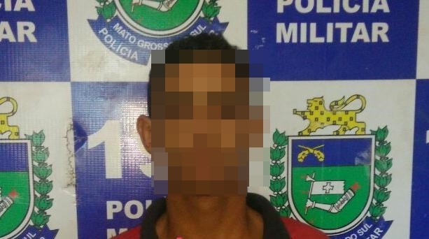 Jovem assumiu ser o dono da arma e das drogas e foi autuado em flagrante como autor do crime.