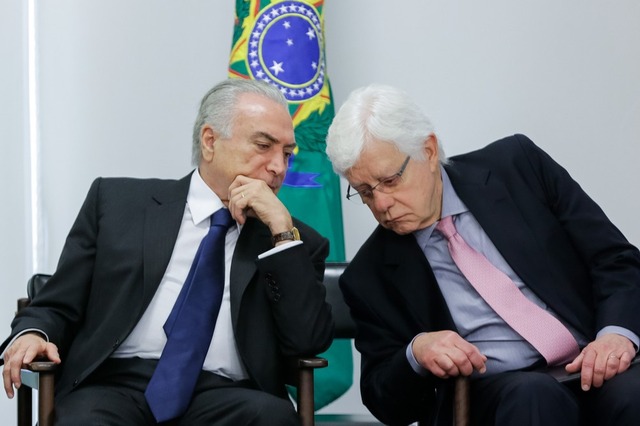 Michel Temer conversa com Moreira Franco em dezembro de 2016 — Foto: Marcos Corrêa/PR