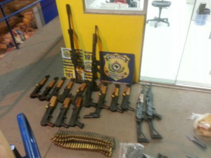 Foram apreendidos 16 fuzis, mais munições e cocaína (Foto: Divulgação/PRF)