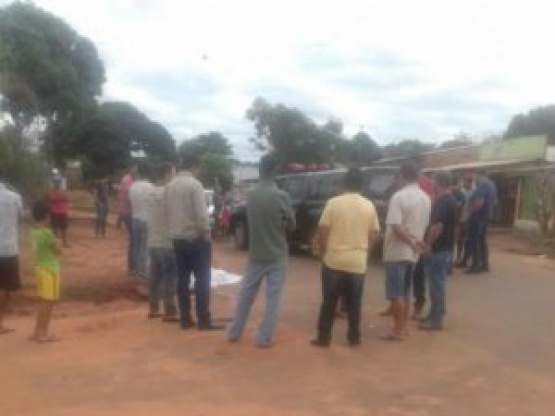 Movimentação de curiosos e polícia no local do crime (Foto: Direto das Ruas)