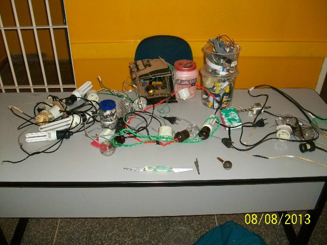 Foram encontrados nas celas apenas pequenos objetos eletrônicos e fios de luz que foram recolhidos em seguida pela guarnição.Foto: 8º BPM 