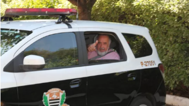 Edson Gomes dentro da viatura da polícia para ser levado para a delegacia (Foto: Douglas Cossi/Ilha de Notícias)
