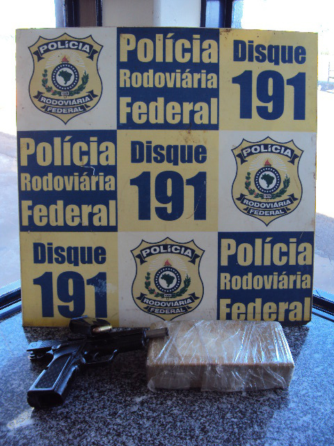 A passageira que não teve o nome identificado pela polícia, pegou a droga e a arma em Ponta Porã e a levaria até a capital mineira,Belo Horizonte.Foto: