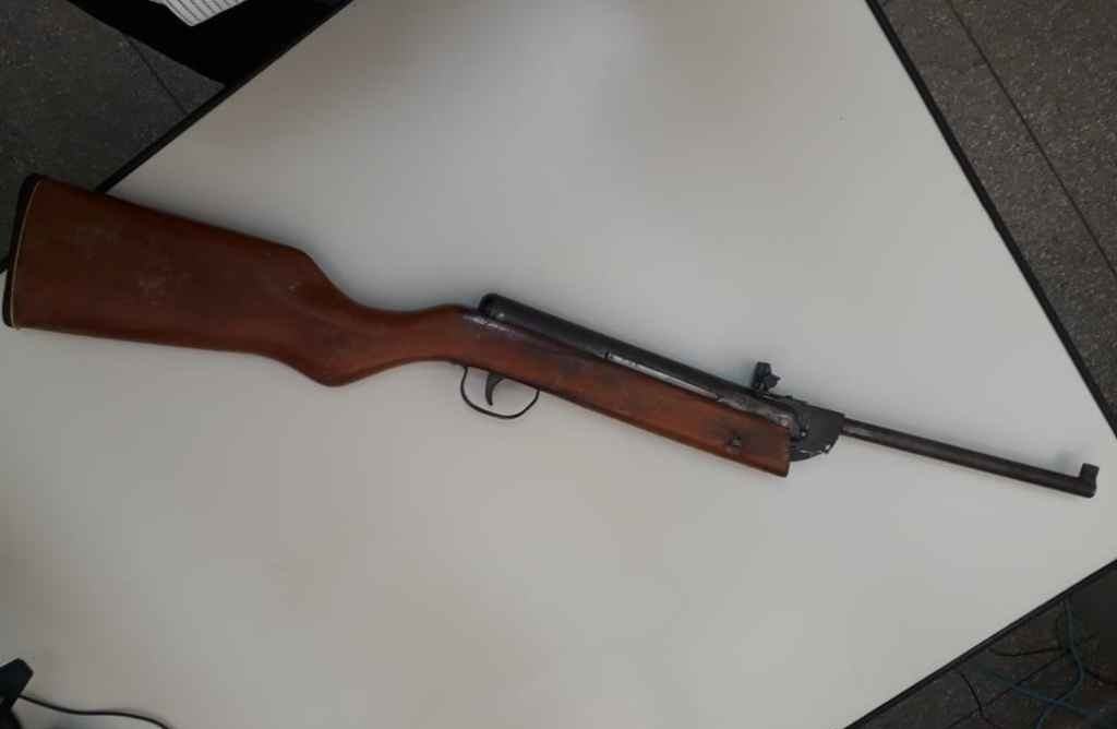 Espingarda foi apreendida pela polícia - Foto: Midiamax