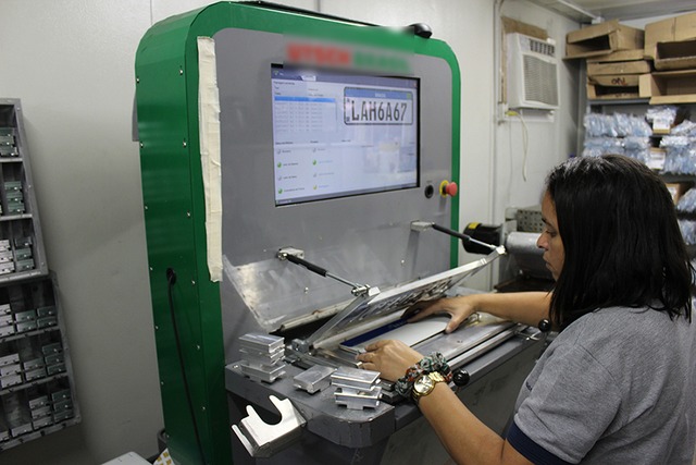 Outra questão importante a ser tratada é que em breve pode faltar placas de veículos, a atual cinza, já que insumos como a película da placa já estão em escassez no mercado. Foto: Sebastião Gomes/Detran_RJ