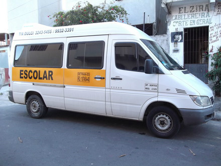 A van que transportava os universitários está fora de operação, porque fundiu o motor