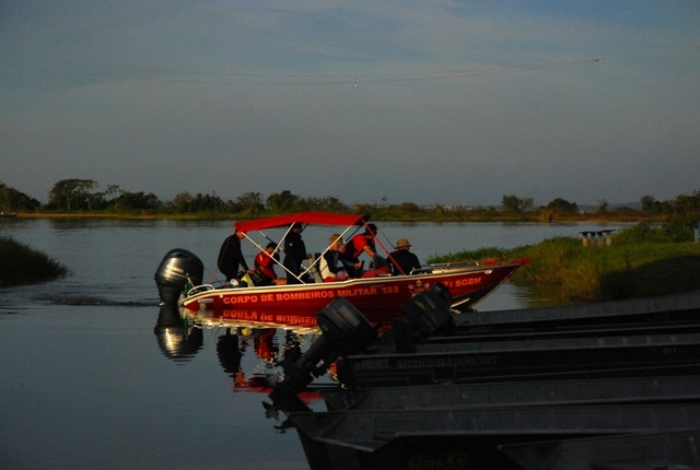 Bombeiros fazem buscas pelo Corpo da Vítima. - Foto: Tiago Apolinário/Da Hora Bataguassu
