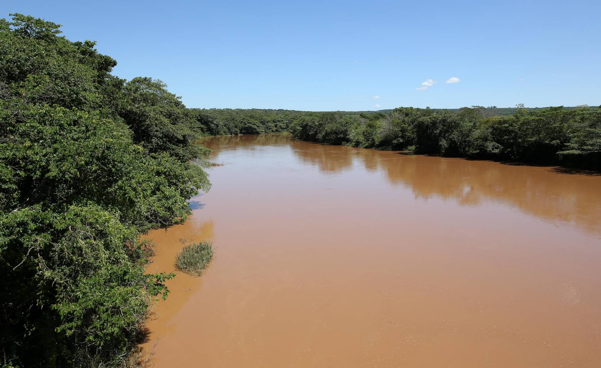 Imagem da água escurecida do Rio São Francisco, durante expedição realizada pela ONG. LEO BARRILARI (S.O.S. MATA ATLÂNTICA)