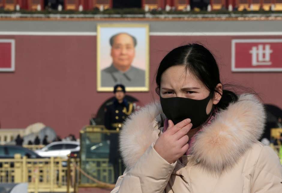 Mulher usa máscara de proteção na Praça da Paz Celestial, em Pequim 22/01/2020 REUTERS/Jason Lee. Foto: Reuters