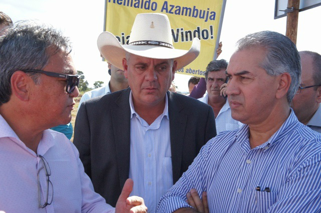 Engenheiro ao lado do Prefeito Angelo Guerreiro conversa com o governador sobre os detalhes da obra 