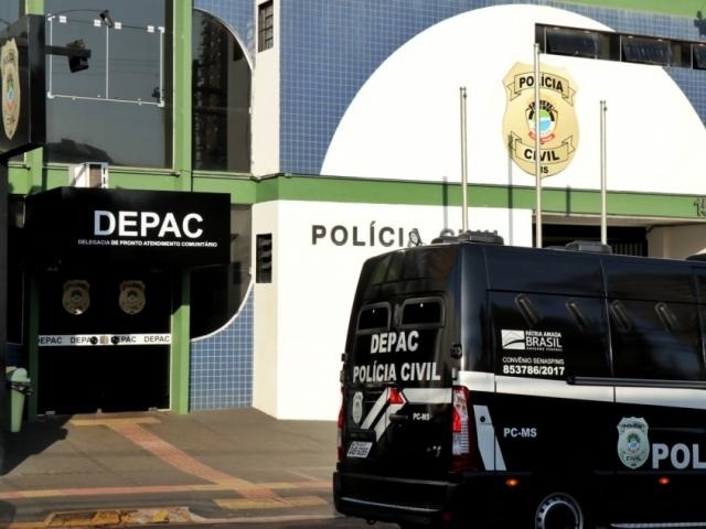 O caso foi registrado na Depac Centro (Foto: Henrique Kawaminami)