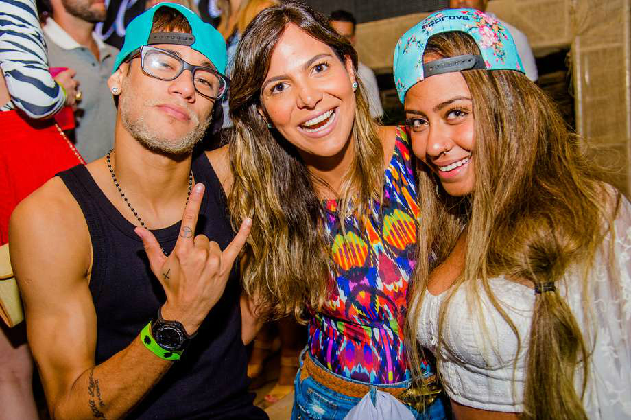 Neymar Jr. ao lado de Carol Sampaio e da irmã Rafaella Santos(terra)