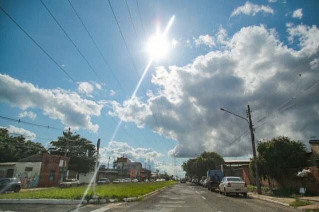 Sol amanheceu forte hoje em Campo Grande que terá dia parcialmente nublado. (Marcos Maluf)