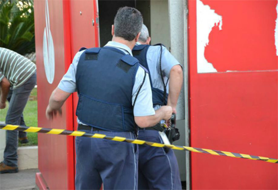 Bandidos usaram maçaricos para arrombar o compartilhamento onde fica o dinheiro. Foto: Araçatuba News 